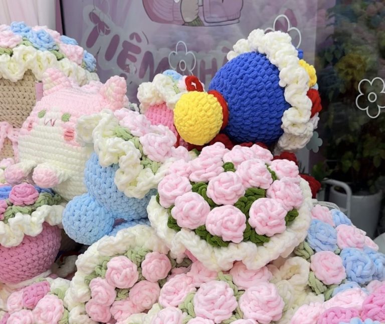 Các sản phẩm móc len handmade với hoa len tại Tiệm Nhà Kem